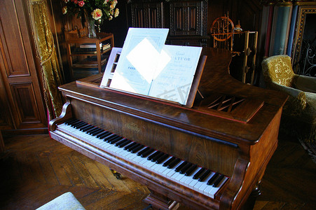 古董钢琴在一个有时代家具的房间里
