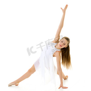 艺术体操运动员摄影照片_优雅的女孩体操运动员表演艺术体操。