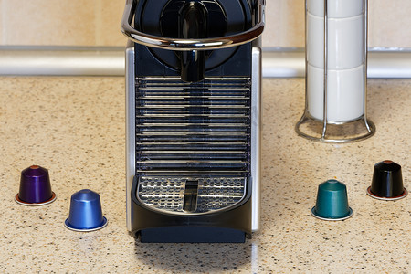 使用铝制胶囊在自动机器上制作浓缩咖啡。