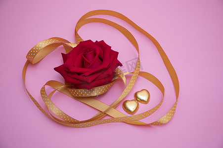 红玫瑰和金色的心