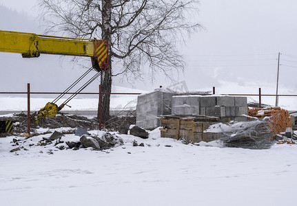 路上雪摄影照片_雪地里的建材和路上的吊臂