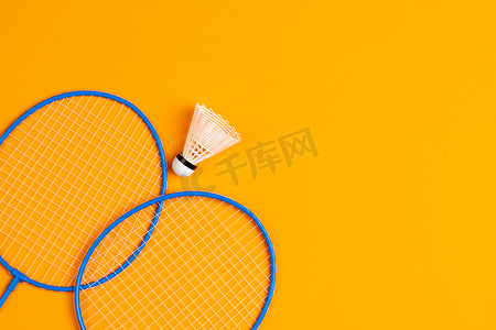 社团招新羽毛球摄影照片_羽毛球器材。
