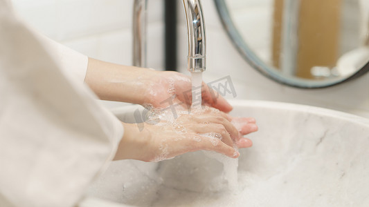 女人洗手，聚焦手指