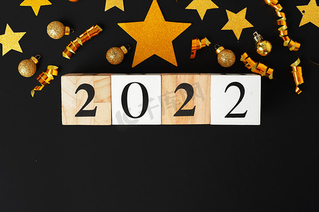 2022 年的概念。纸张背景上的金色星星和数字 2022