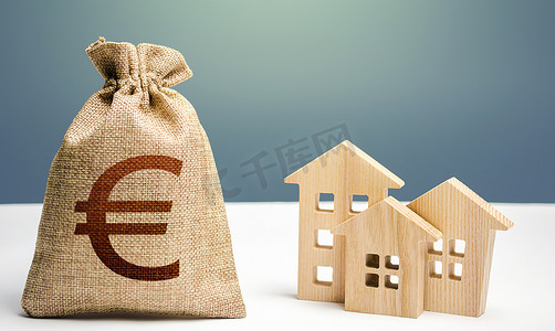 欧元钱袋和住宅楼。