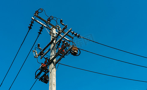高压电路摄影照片_高压电杆和传输线与清楚的蓝色