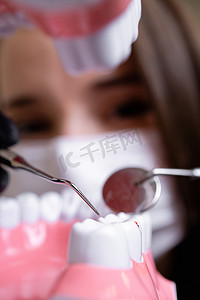 美丽的女医生与牙科设备牙科