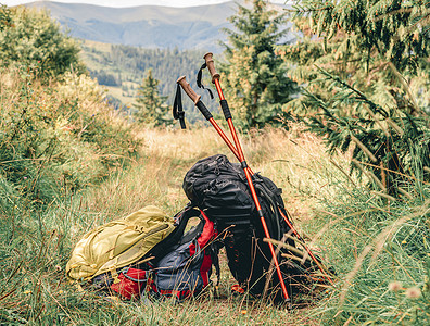 传奇大背包摄影照片_登山杖和背包在山上