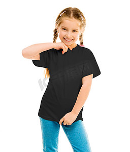 一件黑色T恤和蓝色牛仔裤的可爱的小女孩