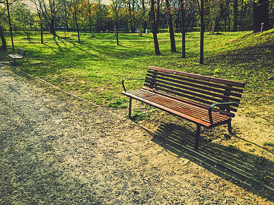 冠状病毒大流行导致城市封锁期间公园里空荡荡的长椅