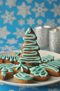 假期 — 冬季背景装饰圣诞蜂蜜饼干，配有雪花和银茶蜡