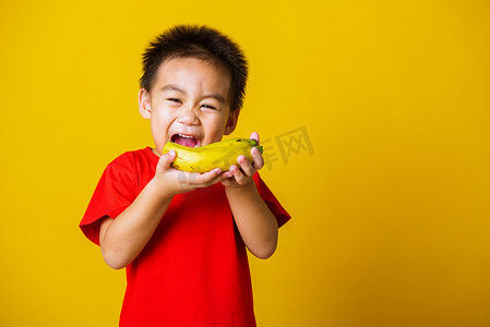孩子或小孩可爱的小男孩迷人的微笑玩耍拿着香蕉