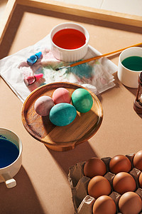 鸡蛋、彩色油漆、刷子、木制背景铅笔、彩蛋、为复活节、春季季节性假期做准备
