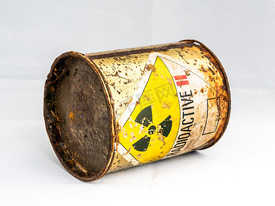 黄色圆筒摄影照片_放射性物质生锈的旧圆筒形容器上的辐射警告标志