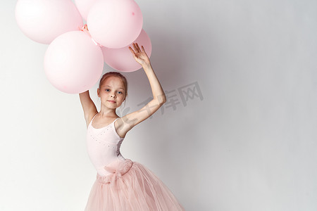 身着服装、手拿气球的芭蕾舞女孩芭蕾舞短裙足尖鞋舞蹈
