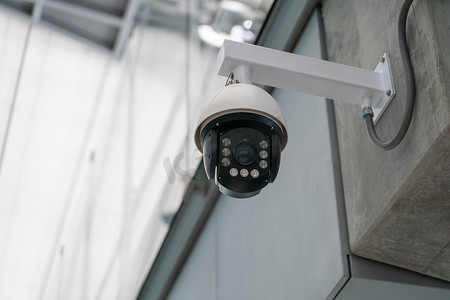 监控角度摄影照片_安装在混凝土建筑上的闭路电视安全摄像头。