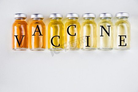 安瓿中的新疫苗，白色背景下疫苗的不同颜色变化
