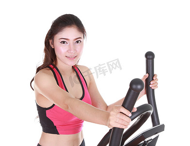 年轻女子用健身机锻炼