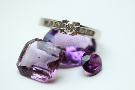 紫水晶上的钻石戒指