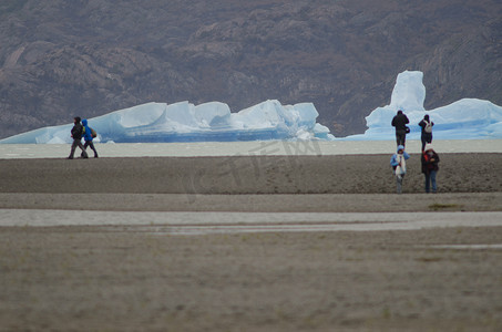 格雷湖上的冰山和百内国家公园的游客。