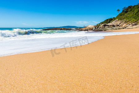巴西圣卡塔琳娜州 Balneario Camboriu 的海滩。