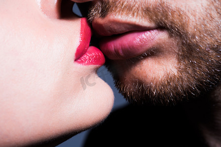 嘴唇亲吻。