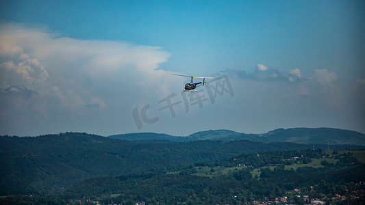 诺维茨基和东契奇摄影照片_Robinson 44 Raven II 直升机在克尔科诺谢山上空飞行