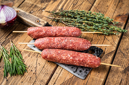 新鲜的生科夫塔或卢拉烤肉串在屠夫切肉刀上与香草。