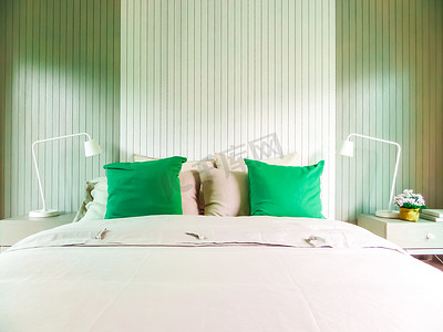 卧室内部现代风格和两个深绿色枕头