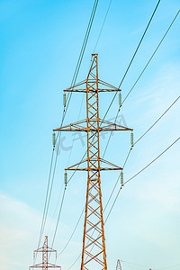 电网一张图摄影照片_燃料和电力的生产。日落时有电线和变压器的电网。输电线和发电厂。有电压和电流电线的电力线