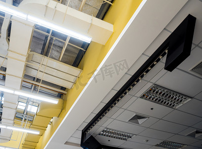 天花板安装的灯管和空气管道和通信系统