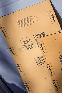 法国巴黎-2017 年 2 月 8 日：亚马逊 Prime 包裹包裹在房子的门前。