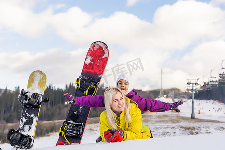 带着滑雪板的母女在雪地里玩耍