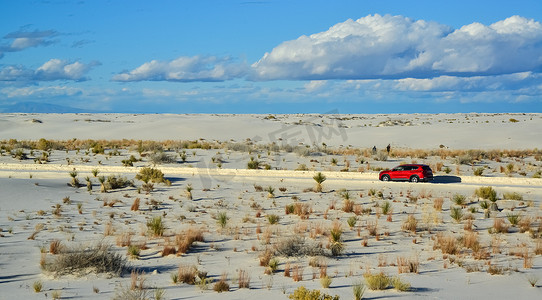 红色汽车乘着沙丘的危害从石膏到美国新墨西哥州白沙国家纪念碑
