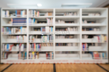 模糊摄影照片_公共图书馆背景模糊、书架上有书籍、教育理念