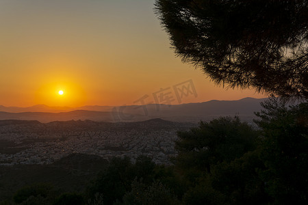 从希腊 Hymettus 山欣赏雅典的日落全景。