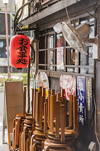 老式复古日本金属标志和红米纸灯笼