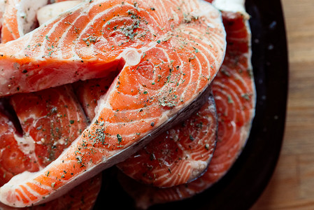 红鱼切片在盘子上烹饪海鲜木质背景