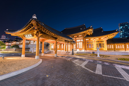 仁川，传统韩国风格的建筑在晚上在仁川