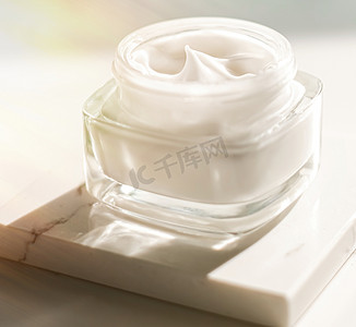 面霜保湿霜作为护肤和身体护理奢侈品、家庭水疗中心和有机美容化妆品，用于天然皮肤护理早晨的日常护理