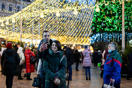 1月1日摄影照片_乌克兰基辅，2021年1月5日：乌克兰基辅索菲亚广场上的主要基辅新年树