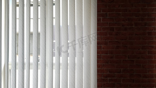 受保护摄影照片_百叶窗安装在窗户上，以防止室内受热和阳光照射。