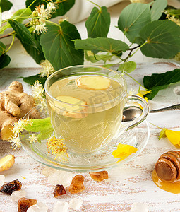 透明杯子用姜和菩提树的茶
