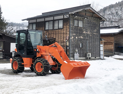 橙色扫雪车在日本白川乡除雪