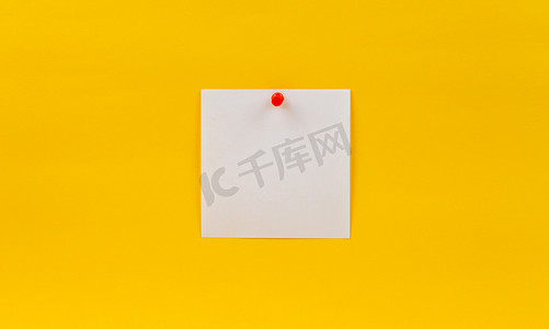 黄色背景上钉着红针的空空白白皮书笔记