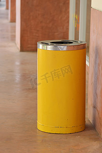 黄色金属圆筒垃圾桶