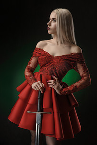 红色礼服的美丽的女孩有剑的