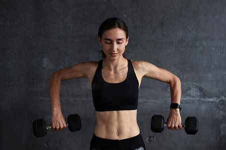 肌肉发达的女人在健身房锻炼肌肉。