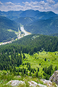 罗马尼亚喀尔巴阡山脉的夏季山景