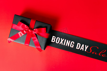 节礼日销售概念红色背景圣诞礼品盒，顶视图
